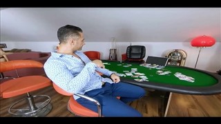 Uśmiechnięta amatorka mizia gładką szparką przed kamerką 