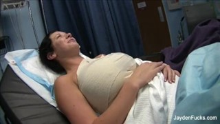 Brunetka zabiera się za jego wacka