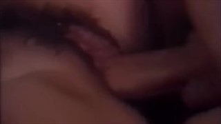 Retro brunetka z owłosionym tatuśkiem