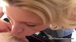 Silikonowa blondi wypina się a on ją rucha