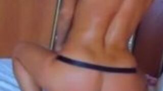 Seksowna dupeczka masturbuje się w domu