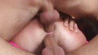 Głęboka penetracja obu dziur młodej laseczki
