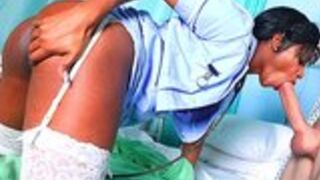 Czarna pielęgniarka bardzo dba o swoich pacjentów