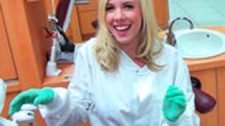 Młoda dentystka z fajnym biustem