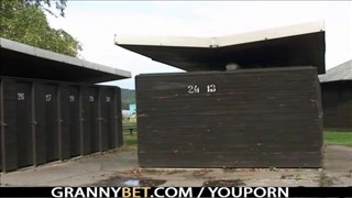 Czekoladka siedzi na tronie i ciągnie czekoladowego fiutka 