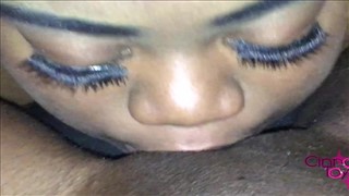 Huśtająca się laseczka ma ochotę na dużą pałę 