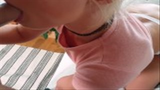 Laska w masce robi loda i daje dupy