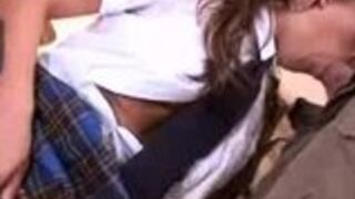 Przyniósł sobie młodą uczennicę