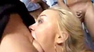 Laska obciąga pałki w getcie