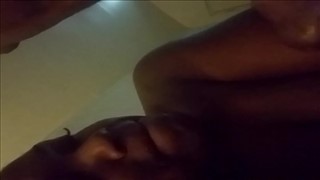 Bruneta w różowych ciuszkach skacze na pałce 