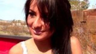 Nastoletnia brunetka daje dupy w pick up-ie