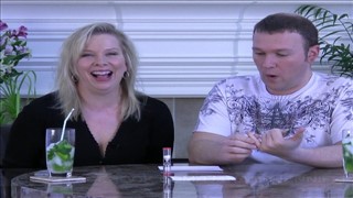 Naturalna nastolatka masturbuje się na kamieniu 