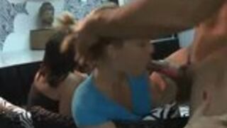 Pokazała koleżankom jak się obcąga