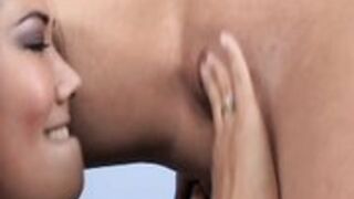 Dwie lesbijki przy motorze