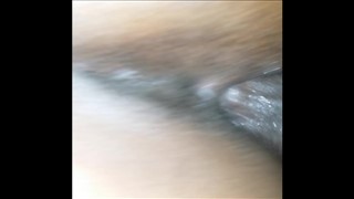 Laska klęczy przed koleżanką i liże jej cipkę 