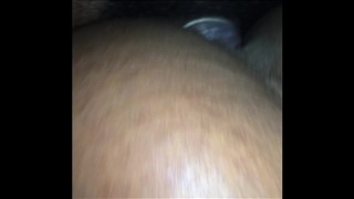 Na fotelu z czarnowłosą i nagą dziewoją 