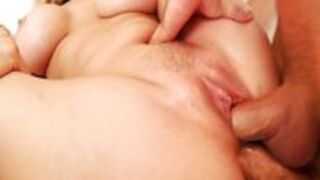 Cycata mamuśka z blond łoniakami i kilku napalonych kolegów