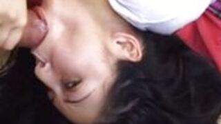 Azjatka w płaszczu niezauważona przekradła się do jego mieszkania