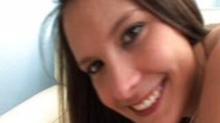 Erin Stone rżnie się z kolegą na kanapie