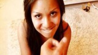 Jej pierwszy duży kutas do zabawy