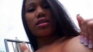 Lucy Thai lubi robić to na świeżym powietrzu