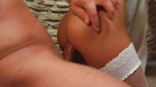 Spenetrowali jej obie dziurki w kuchni