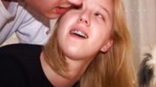 Blond amatorka ze swoim chłopakiem