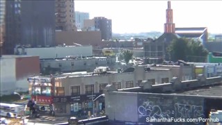 Wygimnastykowana Samantha pod prysznicem