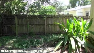 Młoda siedzi na leżaku i ciągnie fiuta 