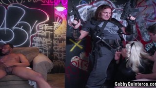 Facet z karabinem rucha wypiętą laseczkę