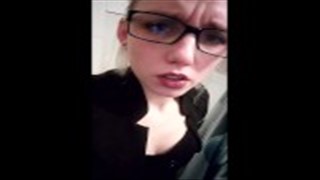 Więzień rucha cudowną okularnicę 