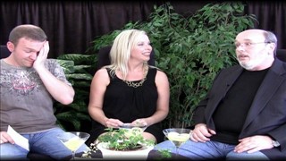 Koleś delektuje się jej dziurkami