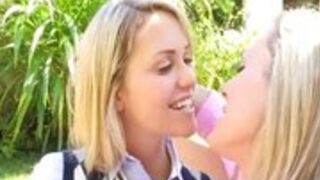 Dwie blondynki i blondyn