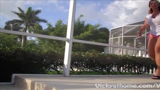 Dwie kuszące dziunie pieszczą się w basenie 