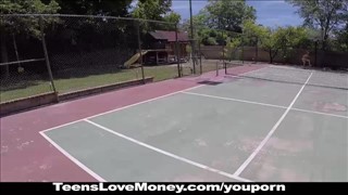 Naturalne cyce na korcie tenisowym 