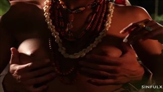 Emo koleżanki pieszczą się na trawie 