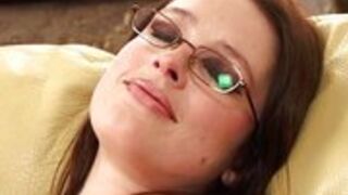 On lubi laski w okularach