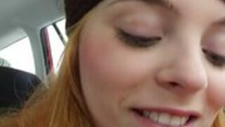 Bawi się wibratorem w samochodzie