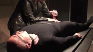 Brunetka w skórze trzepie penisa 