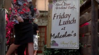 Tajka daje sobie z palca na fotelu 