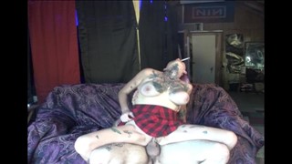 Rucha naturalną Tajkę na pieska