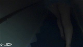 Młoda i śliczna laska w obcisłych spodniach