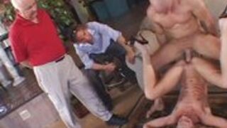 Młody rucha wygoloną cipę a stary sobie patrzy