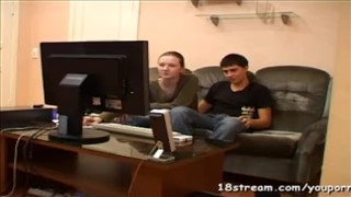 Rucha czarnowłosą babkę i całuje się z nią