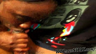 Wspaniałą brunetka ma idealną i różową piczę