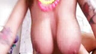 Milf z wielkimi cycami pieprzy się z młodym ogierem