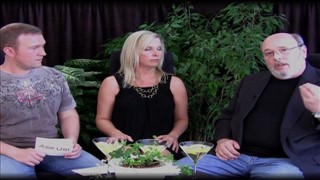 Silikonowa blondi delektuje się kutasem 