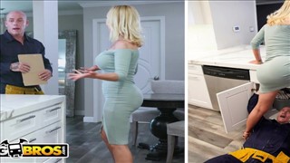 Rucha czekoladkę na niewielkiej kanapie 