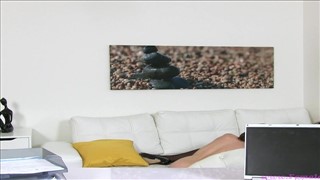 Czarnowłosa agentka z amatorką 