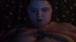 Słodka i malutka pani idealnie się pieści palcem 